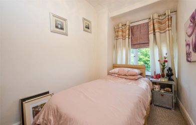 This well-proportioned, Leasehold 4 Bedroom maisonette within an end terrace property property spans over 2 floors. The property is ideally located in the centre of Colwyn Bay, with local schools, shops, transport links and even the beach all within easy reach.