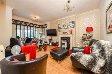 This well-proportioned, Leasehold 4 Bedroom maisonette within an end terrace property property spans over 2 floors. The property is ideally located in the centre of Colwyn Bay, with local schools, shops, transport links and even the beach all within easy reach.