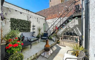 This well-proportioned, Leasehold 4 Bedroom maisonette within an end terrace property property spans over 2 floors. The property is ideally located in the centre of Colwyn Bay, with local schools, shops, transport links and even the beach all within easy reach.