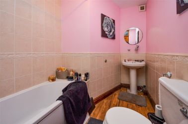 Basement, 19 Bay View Road - A self-contained basement-level one bedroom flat.  The property is ideally located in the centre of Colwyn Bay, with local schools, shops, transport links and even the beach all within easy reach.