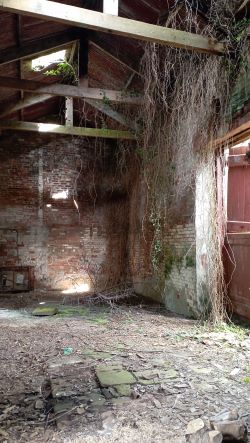 OUTLINE APPLICATION APPROVED FOR RESIDENTIAL DEVELOPMENT BARN BUILDINGS HAVE GOOD POTENTIAL TO REDEVELOP / REFURBISH.