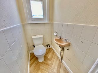 NEW LEASE. This exceptional one bedroom apartment is located a short walk from the beaches of Bournemouth and town centres, NO CHAIN