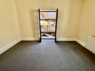 NEW LEASE. This exceptional one bedroom apartment is located a short walk from the beaches of Bournemouth and town centres, NO CHAIN