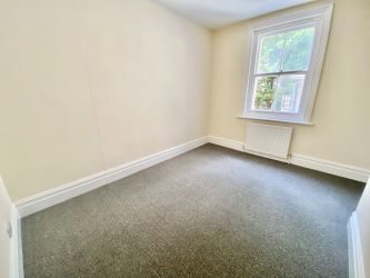 NEW LEASE. This exceptional one bedroom apartment is located a short walk from the beaches of Bournemouth and town centres, NO CHAIN