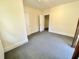 NEW LEASE. This exceptional one bedroom apartment is located a short walk from the beaches of Bournemouth and town centres, NO CHAIN