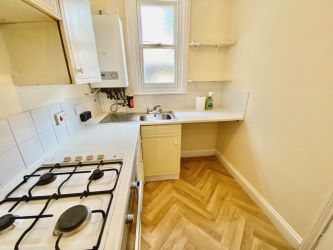 NEW LEASE. This exceptional one bedroom apartment is located a short walk from the beaches of Bournemouth and town centres, NO CHAIN