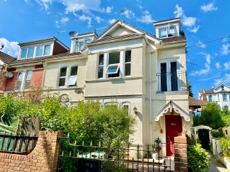 NEW LEASE. This exceptional one bedroom apartment is located a short walk from the beaches of Bournemouth and town centres, NO CHAIN