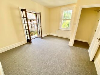NEW LEASE. This exceptional one bedroom apartment is located a short walk from the beaches of Bournemouth and town centres, NO CHAIN