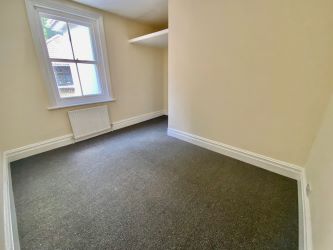 NEW LEASE. This exceptional one bedroom apartment is located a short walk from the beaches of Bournemouth and town centres, NO CHAIN