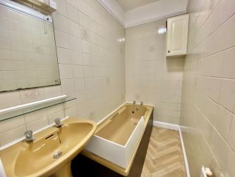 NEW LEASE. This exceptional one bedroom apartment is located a short walk from the beaches of Bournemouth and town centres, NO CHAIN