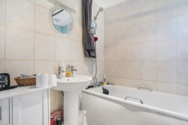 Unlock Prime Investment Potential: Well Presented First-Floor Apartment, Strategically Located with Proximity to Local Amenities, Estuary Views, Shops, Pubs, and Transport Hubs. A Lucrative Opportunity with Strong Rental Appeal and Promising Returns.