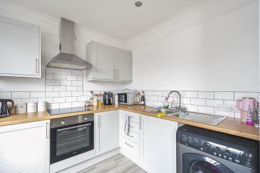 Unlock Investment Potential: Impeccably Presented 1st-Floor Apartment in Prime Central Location. With Local Amenities, Estuary Views, Shops, Pubs, and Transport Links at Your Doorstep, Plus Proximity to Train Station and Beach, This Property Offers Strong Rental Appeal and Promising Returns for Savvy Investors and Landlords.
