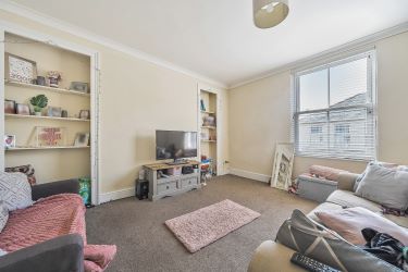 Unlock Investment Potential: Impeccably Presented 1st-Floor Apartment in Prime Central Location. With Local Amenities, Estuary Views, Shops, Pubs, and Transport Links at Your Doorstep, Plus Proximity to Train Station and Beach, This Property Offers Strong Rental Appeal and Promising Returns for Savvy Investors and Landlords.