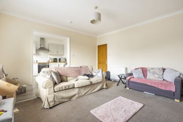 Unlock Investment Potential: Impeccably Presented 1st-Floor Apartment in Prime Central Location. With Local Amenities, Estuary Views, Shops, Pubs, and Transport Links at Your Doorstep, Plus Proximity to Train Station and Beach, This Property Offers Strong Rental Appeal and Promising Returns for Savvy Investors and Landlords.