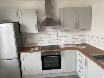 Unlock Investment Potential: Impeccably Presented 1st-Floor Apartment in Prime Central Location. With Local Amenities, Estuary Views, Shops, Pubs, and Transport Links at Your Doorstep, Plus Proximity to Train Station and Beach, This Property Offers Strong Rental Appeal and Promising Returns for Savvy Investors and Landlords.