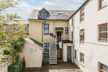 Unlock Investment Potential: Impeccably Presented 1st-Floor Apartment in Prime Central Location. With Local Amenities, Estuary Views, Shops, Pubs, and Transport Links at Your Doorstep, Plus Proximity to Train Station and Beach, This Property Offers Strong Rental Appeal and Promising Returns for Savvy Investors and Landlords.