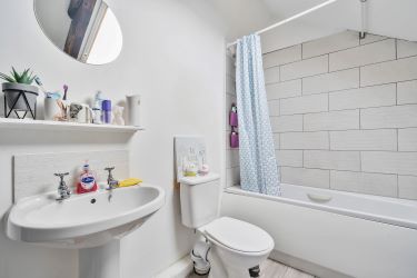 Elevate Your Portfolio: Exceptional 2nd-Floor Apartment, Featuring a Remarkable 22ft Open Plan Living Area Adorned with Exposed Beams. This Unique Property Offers Three Bedrooms, Including a Master Bedroom with a Balcony Showcasing Breathtaking Estuary Views. An Investment Opportunity Not to Be Missed for Discerning Investors Seeking Distinctive Assets.