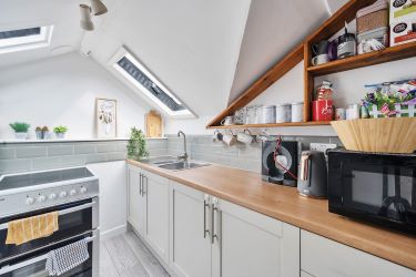 Elevate Your Portfolio: Exceptional 2nd-Floor Apartment, Featuring a Remarkable 22ft Open Plan Living Area Adorned with Exposed Beams. This Unique Property Offers Three Bedrooms, Including a Master Bedroom with a Balcony Showcasing Breathtaking Estuary Views. An Investment Opportunity Not to Be Missed for Discerning Investors Seeking Distinctive Assets.