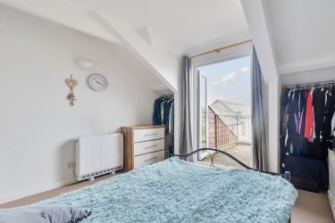 Elevate Your Portfolio: Exceptional 2nd-Floor Apartment, Featuring a Remarkable 22ft Open Plan Living Area Adorned with Exposed Beams. This Unique Property Offers Three Bedrooms, Including a Master Bedroom with a Balcony Showcasing Breathtaking Estuary Views. An Investment Opportunity Not to Be Missed for Discerning Investors Seeking Distinctive Assets.