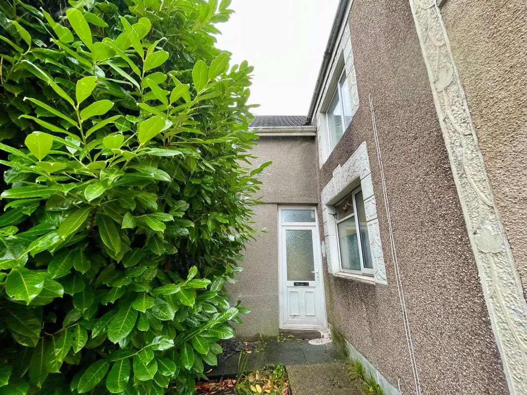 370 Carmarthen Road, Cwmbwrla, Swansea, City and county of Swansea, SA5 8LW