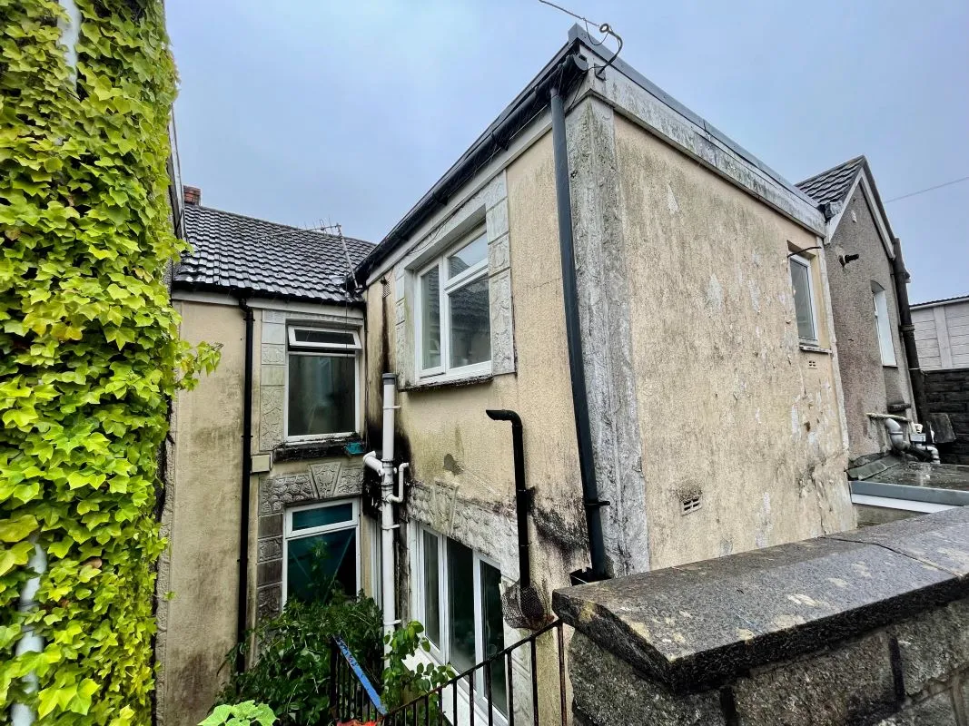 370 Carmarthen Road, Cwmbwrla, Swansea, City and county of Swansea, SA5 8LW
