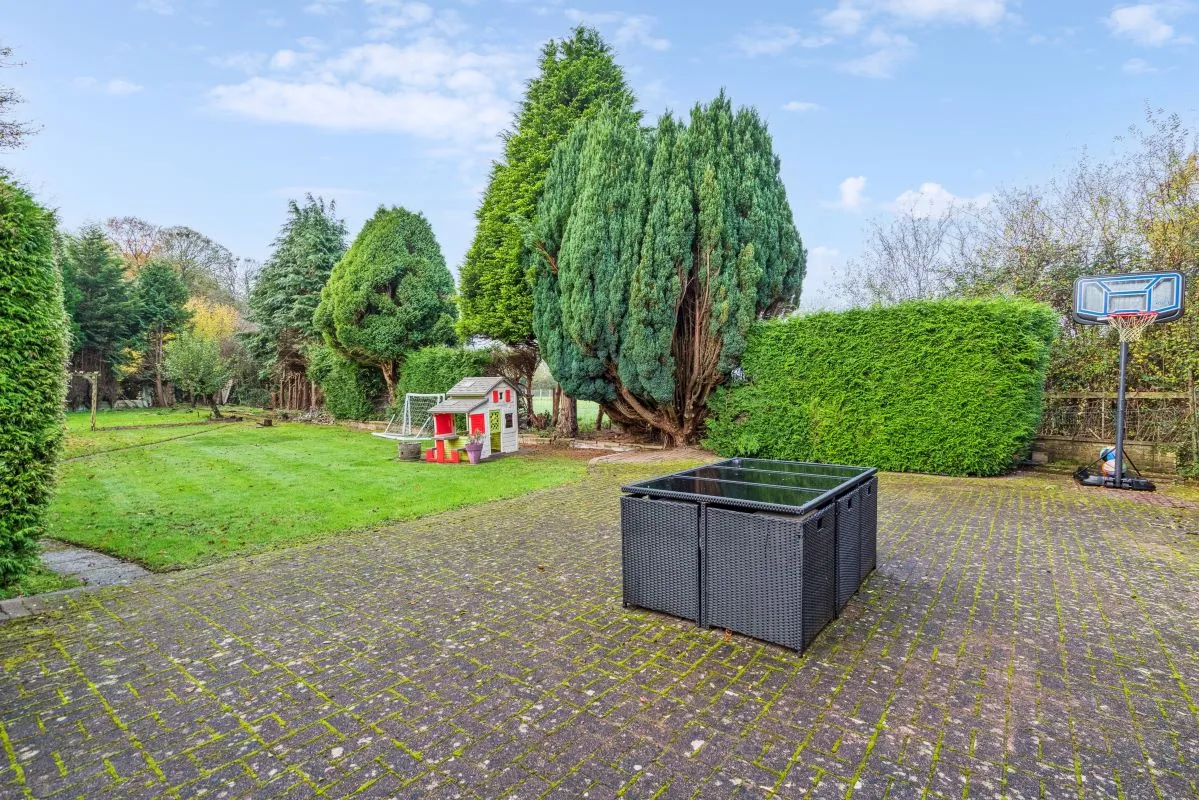 122 Botley Road, Chesham, Buckinghamshire, HP5 1XG