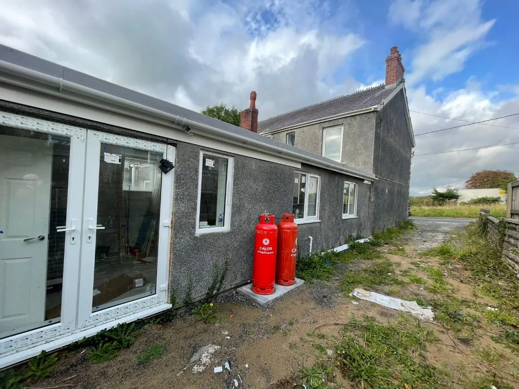 6 Heol Y Parc, Cefneithin, Llanelli, Dyfed, SA14 7DE