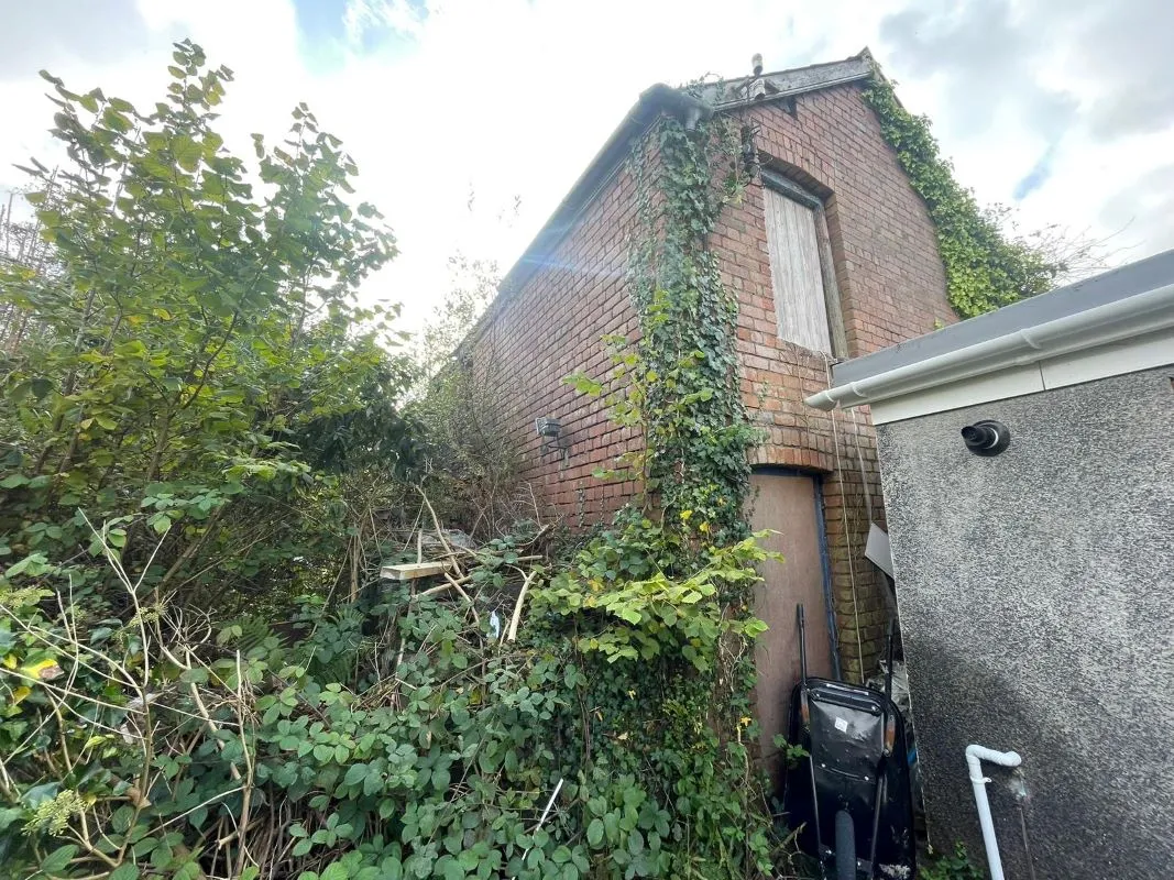 6 Heol Y Parc, Cefneithin, Llanelli, Dyfed, SA14 7DE