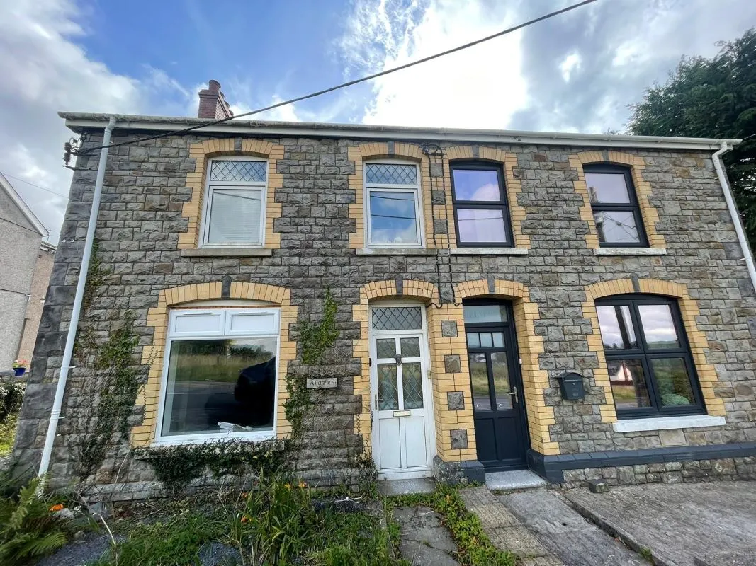 6 Heol Y Parc, Cefneithin, Llanelli, Dyfed, SA14 7DE