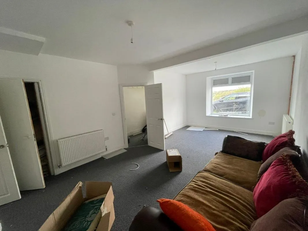 6 Heol Y Parc, Cefneithin, Llanelli, Dyfed, SA14 7DE