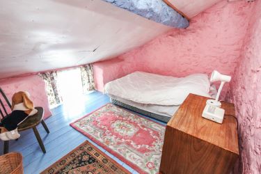 A rare opportunity to purchase a early C19 listed end terrace country cottage with many period features.