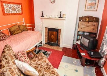 A rare opportunity to purchase a early C19 listed end terrace country cottage with many period features.