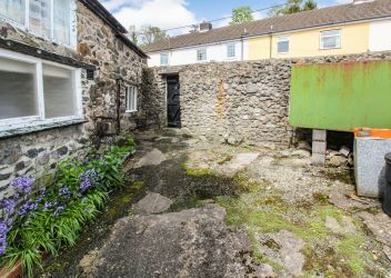 A rare opportunity to purchase a early C19 listed end terrace country cottage with many period features.