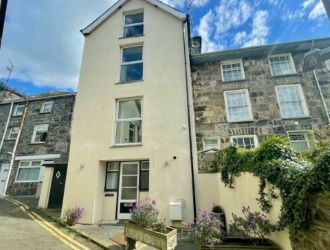 Tan y Fedw is a charming 4-storey end-of-terrace property, offering fantastic potential for Airbnb hosting, with an approx net income of £550 per week. Situated just off the High Street in the highly sought-after seaside town of Barmouth, this well-maintained property boasts classic construction under a slated roof, providing a perfect blend of comfort and character. With its spacious layout and prime location, Tan y Fedw is an exceptional opportunity for a family home or investment property. To be sold furnished.