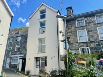 Tan y Fedw is a charming 4-storey end-of-terrace property, offering fantastic potential for Airbnb hosting, with an approx net income of £550 per week. Situated just off the High Street in the highly sought-after seaside town of Barmouth, this well-maintained property boasts classic construction under a slated roof, providing a perfect blend of comfort and character. With its spacious layout and prime location, Tan y Fedw is an exceptional opportunity for a family home or investment property. To be sold furnished.