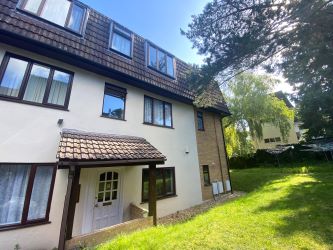 1 Double Bedroom Flat Modern Adjacent to Lower Bournemouth Gardens, BH2 6AG