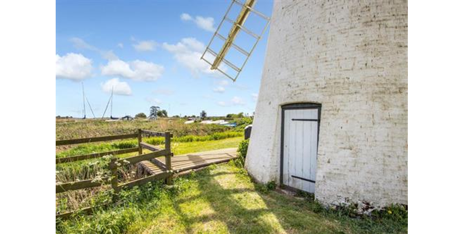 Thurne Mill With Private Mooring