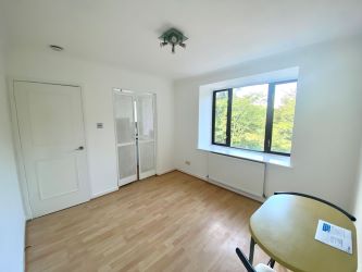 1 Double Bedroom Flat Modern Adjacent to Lower Bournemouth Gardens, BH2 6AG