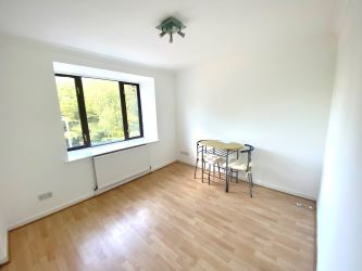 1 Double Bedroom Flat Modern Adjacent to Lower Bournemouth Gardens, BH2 6AG