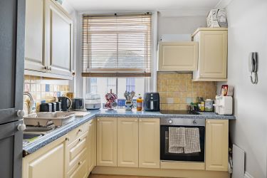 Unlock Prime Investment Potential: Well Presented First-Floor Apartment, Strategically Located with Proximity to Local Amenities, Estuary Views, Shops, Pubs, and Transport Hubs. A Lucrative Opportunity with Strong Rental Appeal and Promising Returns.