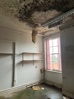 EXCELLENT INVESTMENT OPPORTUNITY FOR DEVELOPERS.
PLANNING PERMISSION FOR CONVERSION AND REDEVELOPMENT TO RESIDENTIAL
4 Apartments with the potential to add 4 further apartments in the rear unit (Subject to planning consent) ** we are informed that there is an agreement in principle with Powys.  Buyers should make their own enquiries**