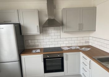 Unlock Investment Potential: Impeccably Presented 1st-Floor Apartment in Prime Central Location. With Local Amenities, Estuary Views, Shops, Pubs, and Transport Links at Your Doorstep, Plus Proximity to Train Station and Beach, This Property Offers Strong Rental Appeal and Promising Returns for Savvy Investors and Landlords.
