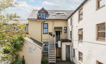 Unlock Investment Potential: Impeccably Presented 1st-Floor Apartment in Prime Central Location. With Local Amenities, Estuary Views, Shops, Pubs, and Transport Links at Your Doorstep, Plus Proximity to Train Station and Beach, This Property Offers Strong Rental Appeal and Promising Returns for Savvy Investors and Landlords.