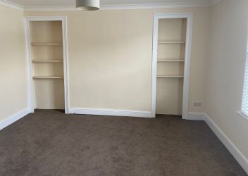 Unlock Investment Potential: Impeccably Presented 1st-Floor Apartment in Prime Central Location. With Local Amenities, Estuary Views, Shops, Pubs, and Transport Links at Your Doorstep, Plus Proximity to Train Station and Beach, This Property Offers Strong Rental Appeal and Promising Returns for Savvy Investors and Landlords.