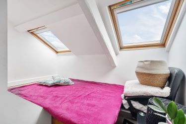 Elevate Your Portfolio: Exceptional 2nd-Floor Apartment, Featuring a Remarkable 22ft Open Plan Living Area Adorned with Exposed Beams. This Unique Property Offers Three Bedrooms, Including a Master Bedroom with a Balcony Showcasing Breathtaking Estuary Views. An Investment Opportunity Not to Be Missed for Discerning Investors Seeking Distinctive Assets.