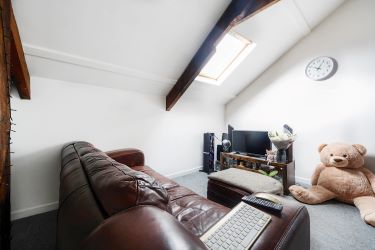 Elevate Your Portfolio: Exceptional 2nd-Floor Apartment, Featuring a Remarkable 22ft Open Plan Living Area Adorned with Exposed Beams. This Unique Property Offers Three Bedrooms, Including a Master Bedroom with a Balcony Showcasing Breathtaking Estuary Views. An Investment Opportunity Not to Be Missed for Discerning Investors Seeking Distinctive Assets.