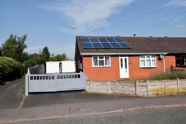 FOR SALE BY ONLINE PUBLIC AUCTION
WELL PRESENTED THREE BEDROOM SEMI-DETACHED BUNGALOW
LOCATED IN THE DESIRABLE MARKET TOWN OF MARKET DRAYTON
TWO DETACHED GARAGES
DRIVEWAY WITH PARKING FOR SEVERAL CARS