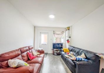 Two-bedroom ground floor flat, perfectly situated in a quiet residential road within one of South East London's emerging neighborhood's. Property comprises: entrance hall, bathroom, two bedrooms and kitchen living room with access to a rear courtyard. 

The property is currently rented bringing in £1,500 pcm = £18,000 per annum.