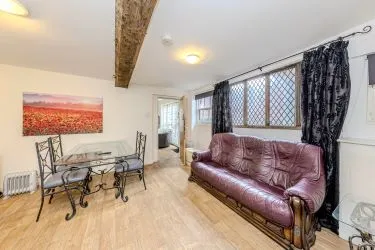 FOR SALE BY ONLINE PUBLIC AUCTION



Superb – 5 bedroom Property currently operated as Guest House 

Could be used as a large family home

Located only two minutes from Shrewsbury Town Centre

Beautiful character property that dates back to the 1600s