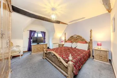 FOR SALE BY ONLINE PUBLIC AUCTION



Superb – 5 bedroom Property currently operated as Guest House 

Could be used as a large family home

Located only two minutes from Shrewsbury Town Centre

Beautiful character property that dates back to the 1600s